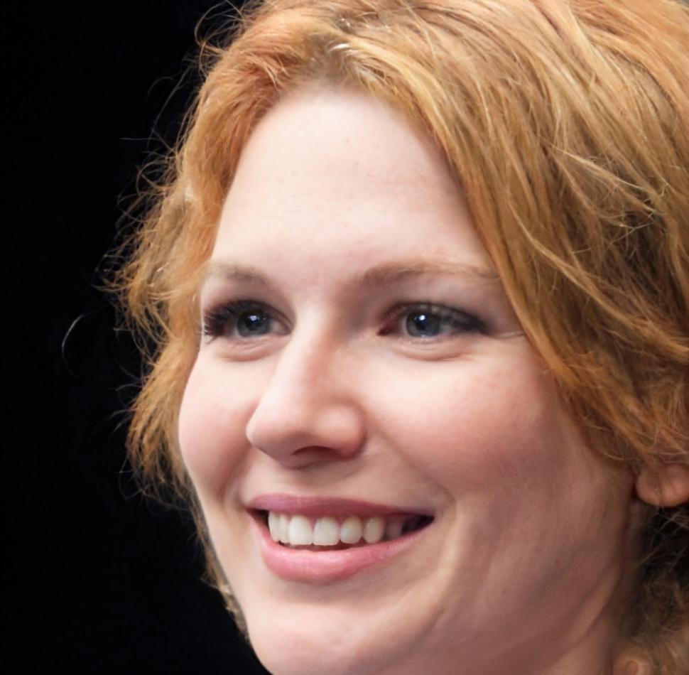 Retrato profesional de asesora en financiamiento empresarial